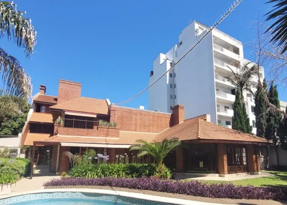 Casa En Venta La Plata, 9 Ambientes Con Pileta