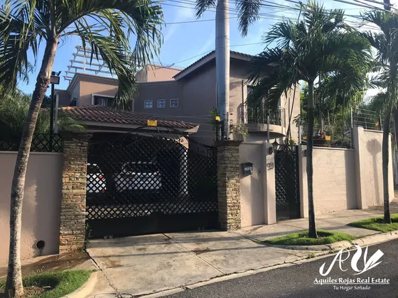 Hermosa Casa En Los Cerros De Gurabo