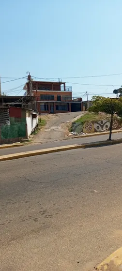 Casa De Tres Pisos En Venta, En Av El Milagro Con Av 5 De Ju