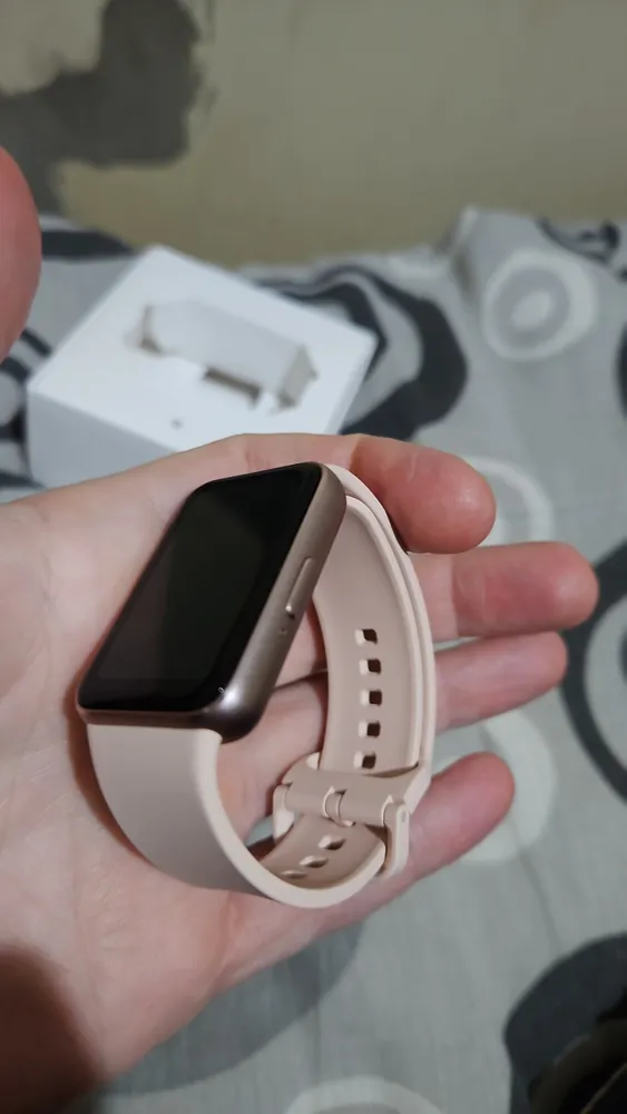 Foto de usuário mostrando a tela do Galaxy Fit3