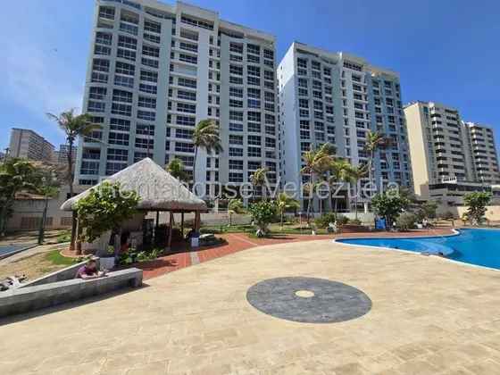 Apartamento ( Amoblado / Remodelado /equipado / Playa Privada ) Venta Playa Grande (resd.playamar) Mls-25-23835