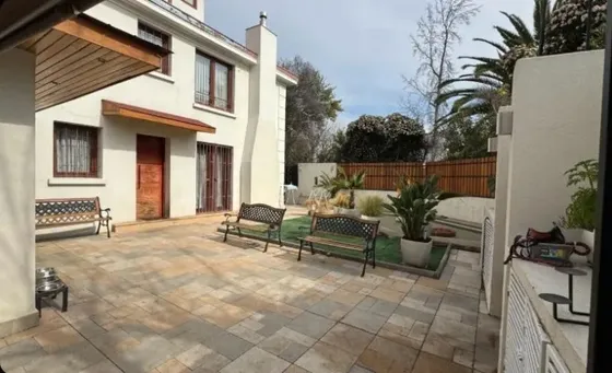 Hermosa Casa De Tres Pisos En Ñuñoa.