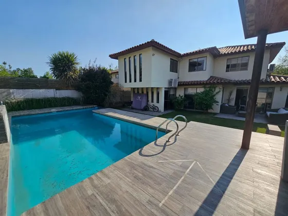 Casa En Venta De 5 Dorm. En Huechuraba