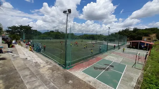 Gm - Se Vende Centro Deportivo En Charallave Con Canchas De Futbol, Piscina, Restaurante, Estacionamiento Y Los Servicios Necesarios  En Terreno De 13.189 M2.