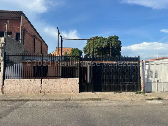 Raiza Suárez Vende Casa De 196 M2 Ubicada En El Centro De Barquisimeto 2 5 4 9 8 3 Con Fundaciones Para Construir Un Segundo Piso.