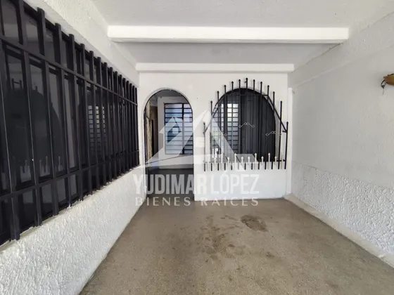 Amplia Casa Con Anexo En Urbanización Girardot, Maracay, Edo. Aragua