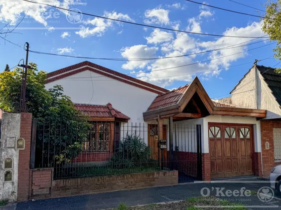 Casa En Venta De 3 Amb Con Jardin Y Quincho, Bernal. - Apta Crédito!