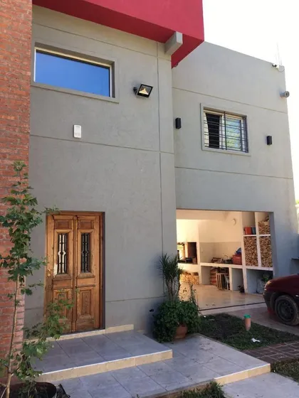 Casa 5 Ambientes Con Cochera Y Patio Escucha Oferta