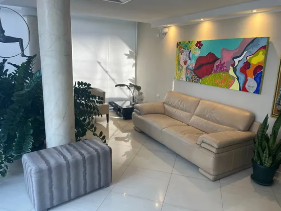 Edificación Comercial De Dos Niveles Para Uso Corporativo O Medico
