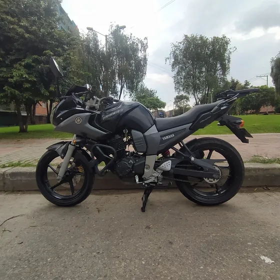 Fz16 Mod 2012, Negra
