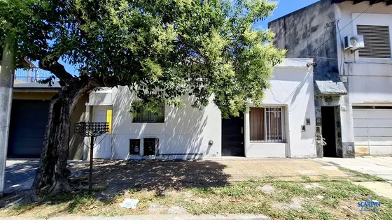 Casa Sobre Lote Propio Con 3 Viviendas Santos Lugares.