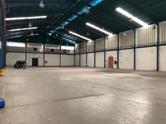 Alquiler De Galpón Más Área De Oficinas 1.620 Metros Cuadrados   Conjunto Cerrado Los Guayos Rp