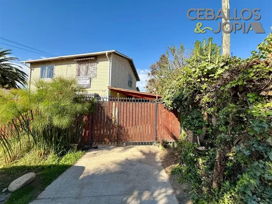 Casa En Venta De 2 Dorm. En Limache