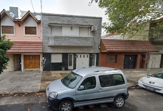 Casa En Venta - 2 Dormitorios 2 Baños - 203mts2 - Villa Del Parque