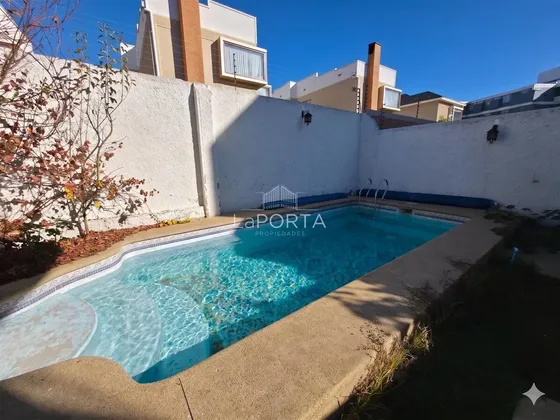 Casa En Venta De 5 Dorm. En Quilpué