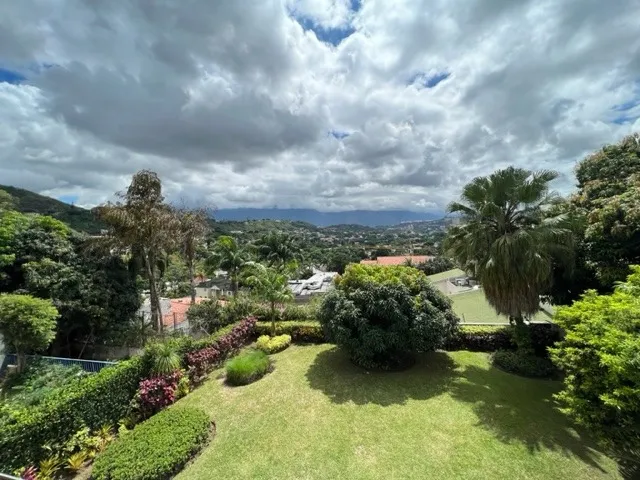 En Venta Casa Ubicada En Prados Del Este, En Calle Cerrada Y Con Vista Al Avila.