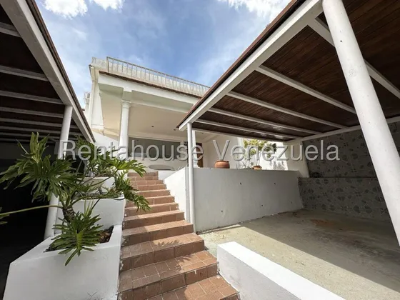 Casa En Venta Urbanizacionel Cafetal, Calle El Limon, Ideal Par Invertir,como Base Para Remodelar Y Actualizar Logrando Revaloracion Del Inmueble,lazona Tiene Esa Dinamica.gm