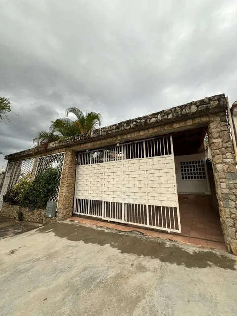 En Venta Casa De Dos Plantas, En El Parral. Calle Cerrada
