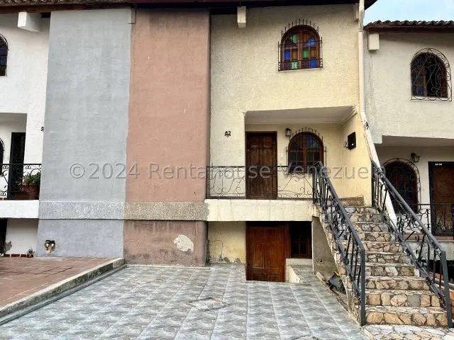 Bray Montoya Vende Amplia Casa De 3 Niveles Posee 4 Habitaciones 4 Baños Vigilancia Las 24 Horas Conectada A Planta Eléctrica Zona Este Barquisimeto 2#5#4#0#7#2 Bray Montoya                           