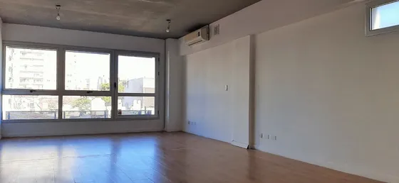 Oficina Comercial En Colegiales Palermo, Sobre Avenida, Con Cochera