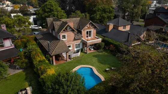 Venta De Casa 6 Ambientes Con Piscina En El Casco De Moreno