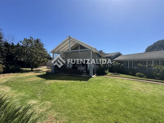 Casa En Arriendo De 4 Dorm. En Santo Domingo. Semi Amoblada