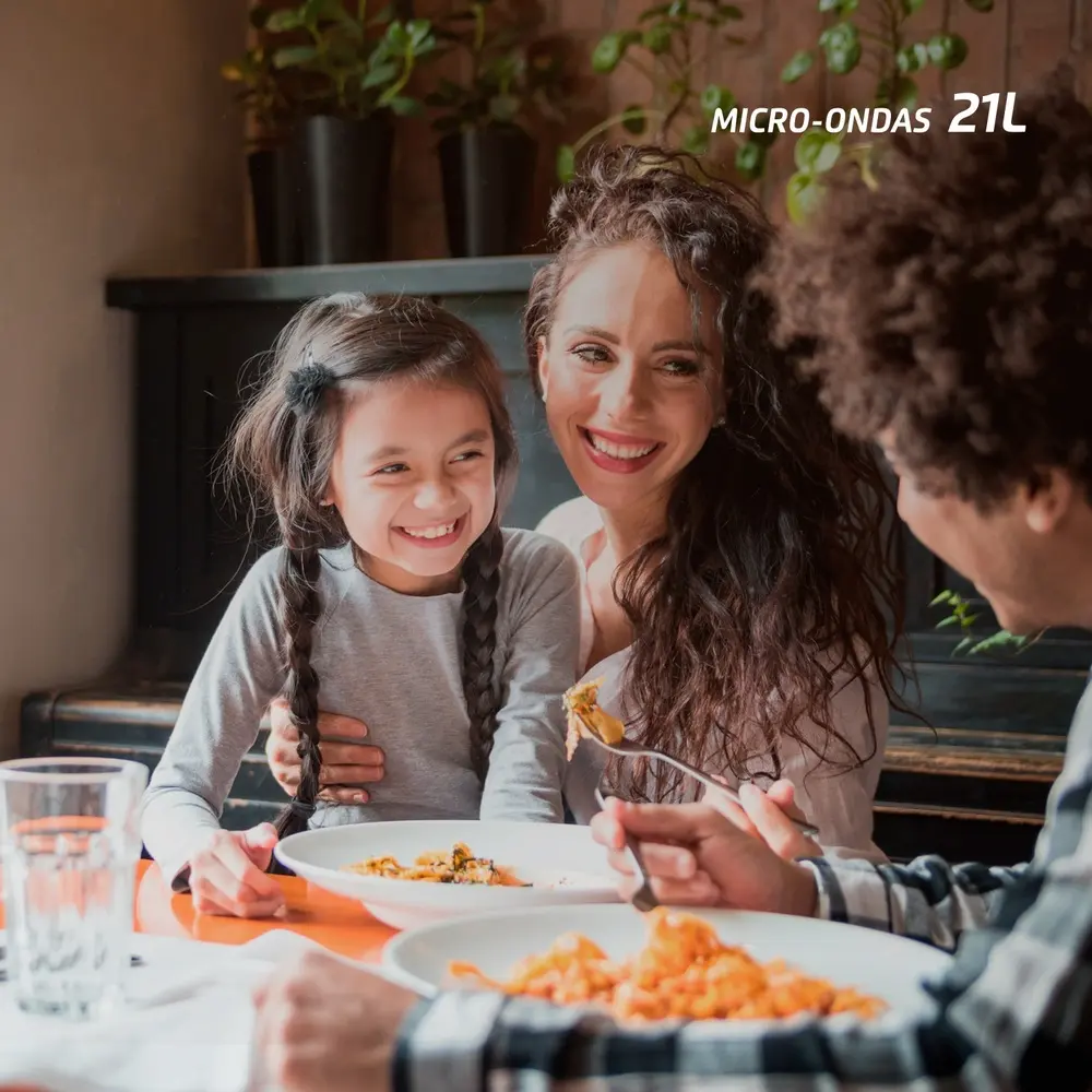 Familia feliz almocando com pratos preparados no micro-ondas Mondial