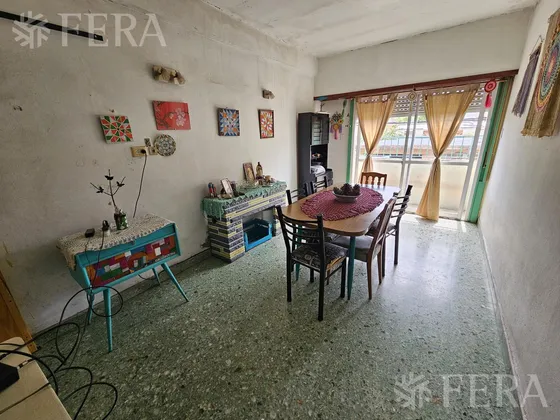 Venta De Casa 5 Ambientes Con Cochera Y Local En  Sarandí