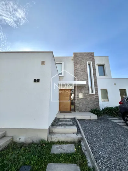Hermosa Casa Familiar En Condominio Cerrado Chamisero.