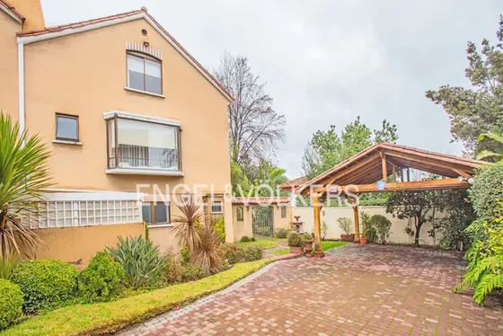 Casa En Venta San Carlos De Apoquindo, Tranquila Calle