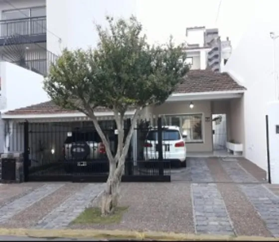 Venta Chalet En Dos Plantas Con Tres Cocheras