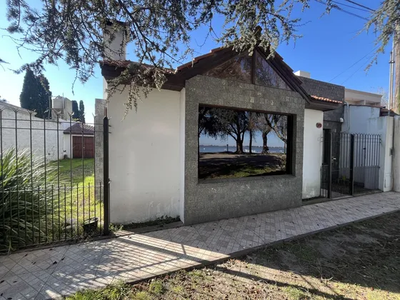 Casa En Venta Frente A La Laguna De Chascomus