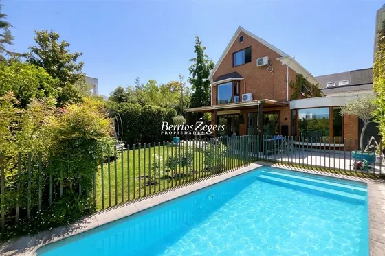 Casa En Venta De 3 Dorm. En Lo Barnechea