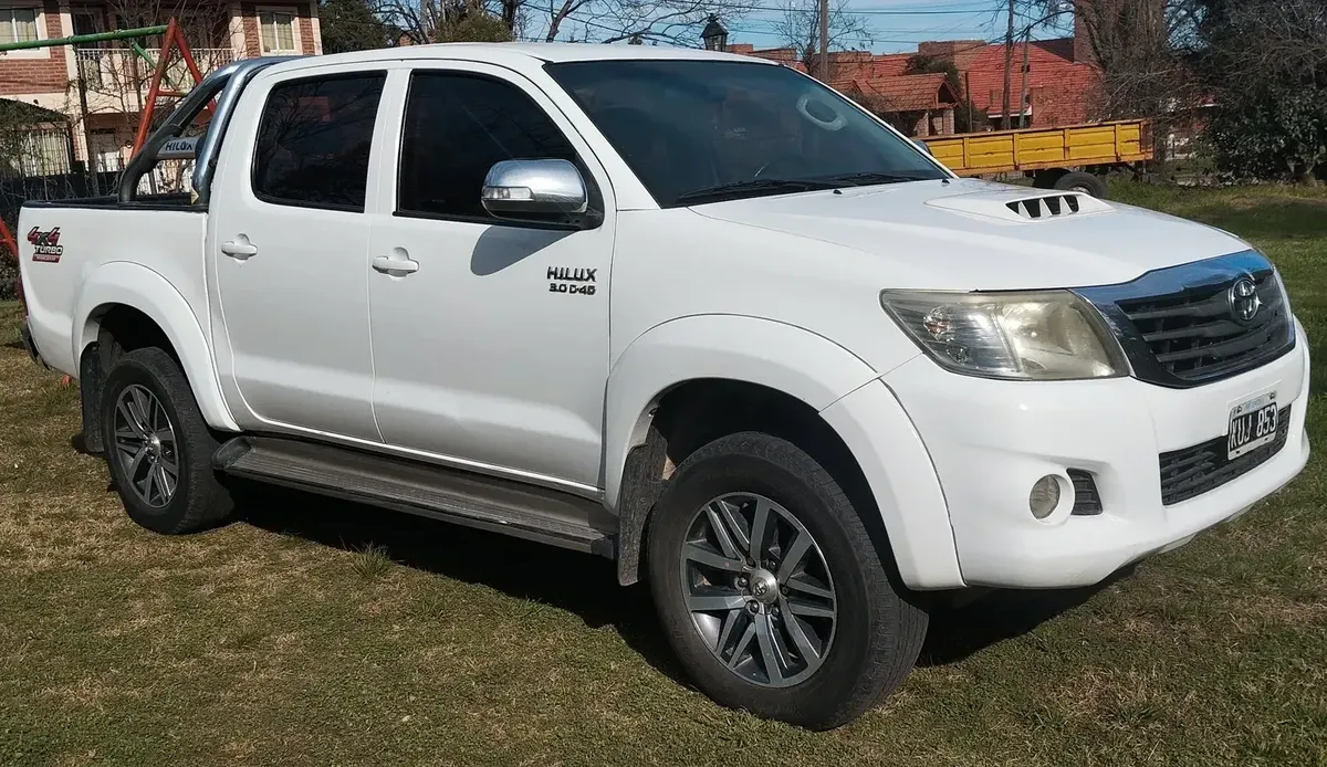 Toyota Hilux Pick-Up 3.0 Cd Srv Leather Interior I 171 HP 4x4 4AT