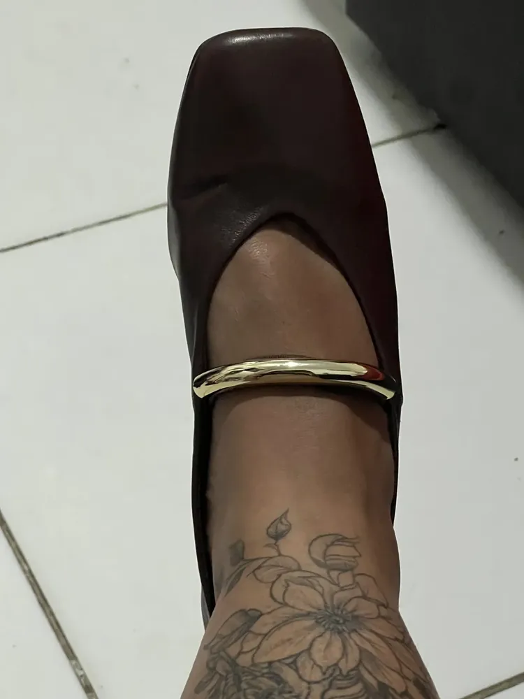 Cliente usando sapatilha marrom bico quadrado