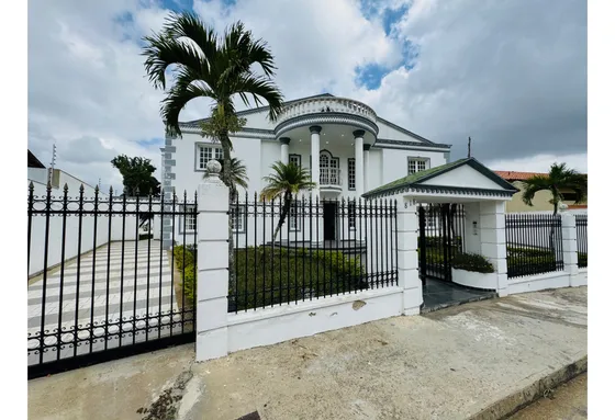 Los Naranjos/casa De Estilo/area 1800m2/ En Alquiler