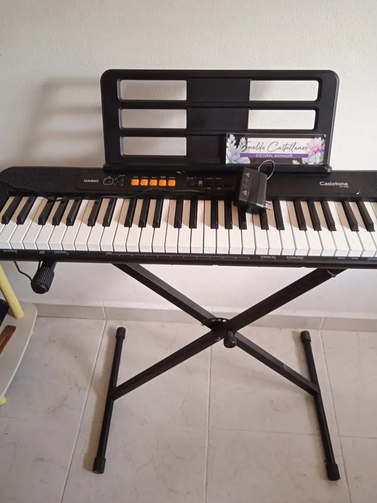 Teclado musical Casio Casiotone CT-S100 61 teclas preto