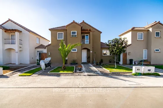 Linda Casa De Dos Niveles En Condominio En Puertas...