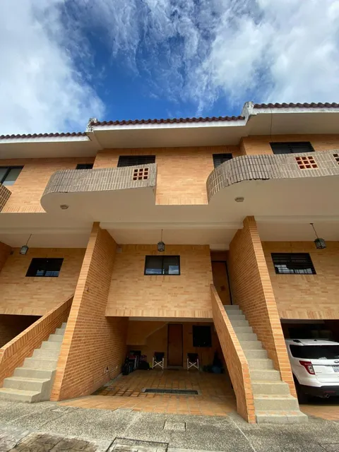 Venta De Townhouse En Calle Cerrada Con Vigilancia Y Planta Electrica Total