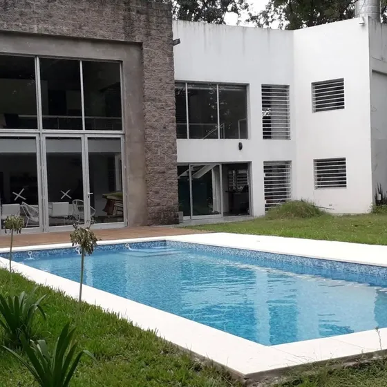 Alquiler Moderna Casa C/ Pileta Loma Verde