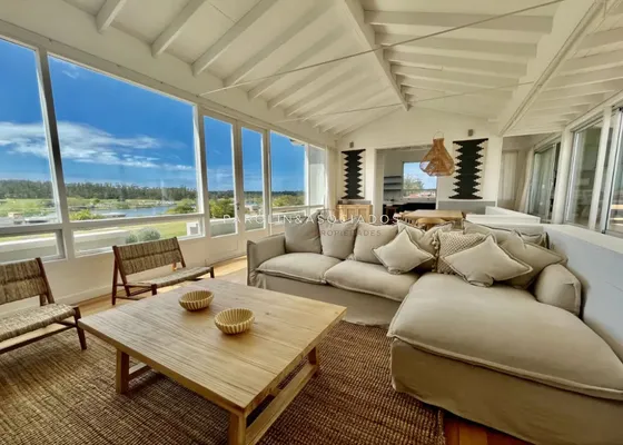 Casa En Alquiler Temporario De 4 Dormitorios En Pueblo Mio, Punta Del Este 