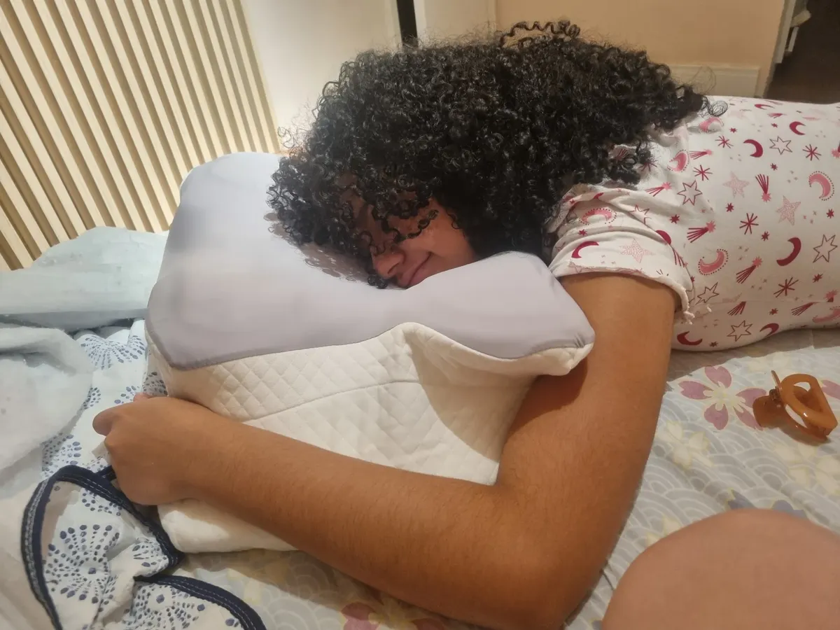 Cliente mostrando o travesseiro cervical