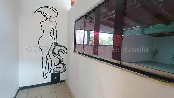 Raiza Suárez Alquila Local Comercial En Edificio Con Excelente Ubicación En Centro Oeste De Barquisimeto 2 5 4 0 2 8 Con Reja De Seguridad, Vista Panorámica.