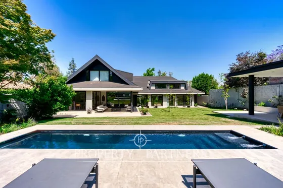 Espectacular Casa Con Precioso Quincho En Excelent...