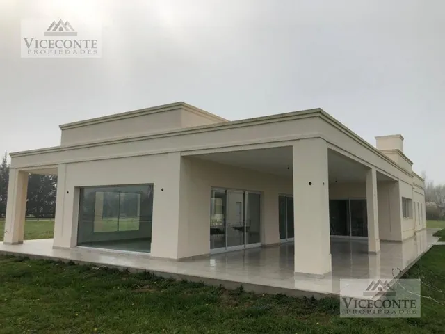 Casa Quinta. Barrio Chacras Laguna Vitel. 305 M2 Construidos. Chascomús.