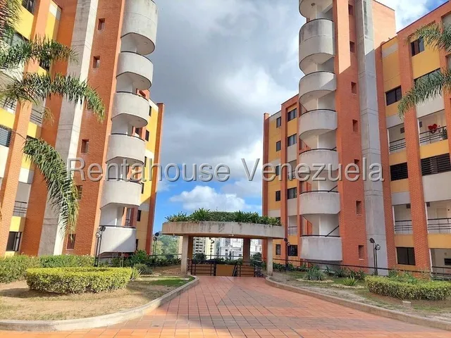 Encantador, Acogedor Y Fresco Apartamento Duplex En Alquiler En El Cigarral. #25-11971