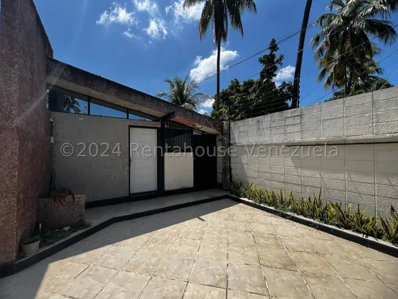 Casa En Alquiler En La Arboleda Maracay 25-4740 Irrr 