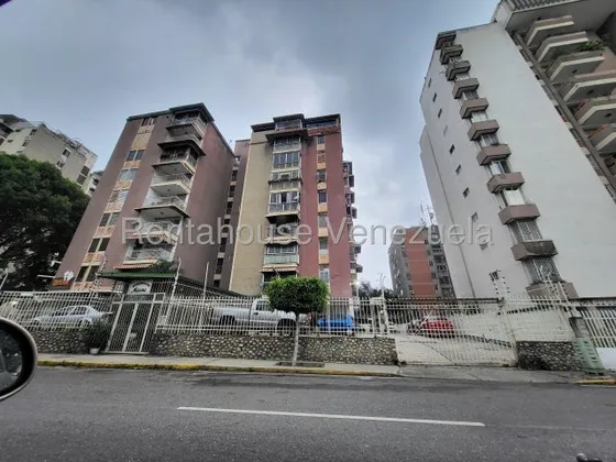 Mls #25-23804 En Calle Tranquila, Con Amplios Espacios Tn
