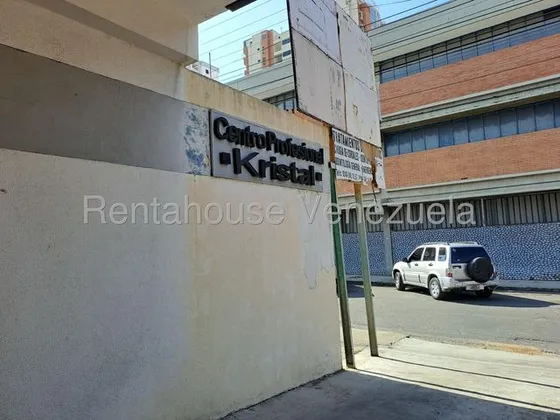 Venta Oficina Amoblada Ideal Para Su Emprendimiento Zona Centro Maracay 25-17456 Gjg