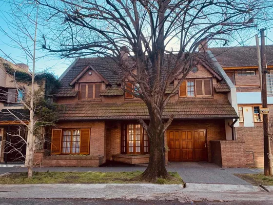 Venta Chalet En Haedo. Excelente Ubicacion. Se Escuchan Ofertas!